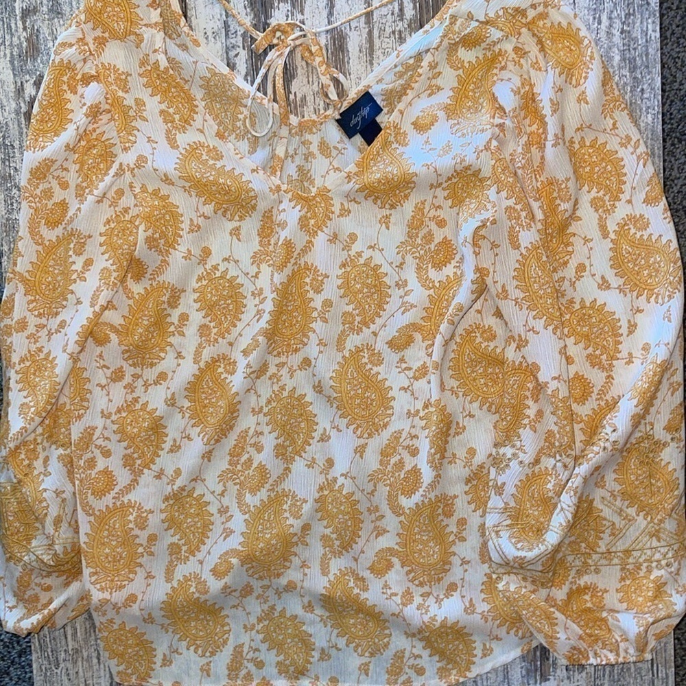 Daytrip by Buckle Women's Yellow/White Paisley Print Tie Back Shirt Size Small - Picture 6 of 10